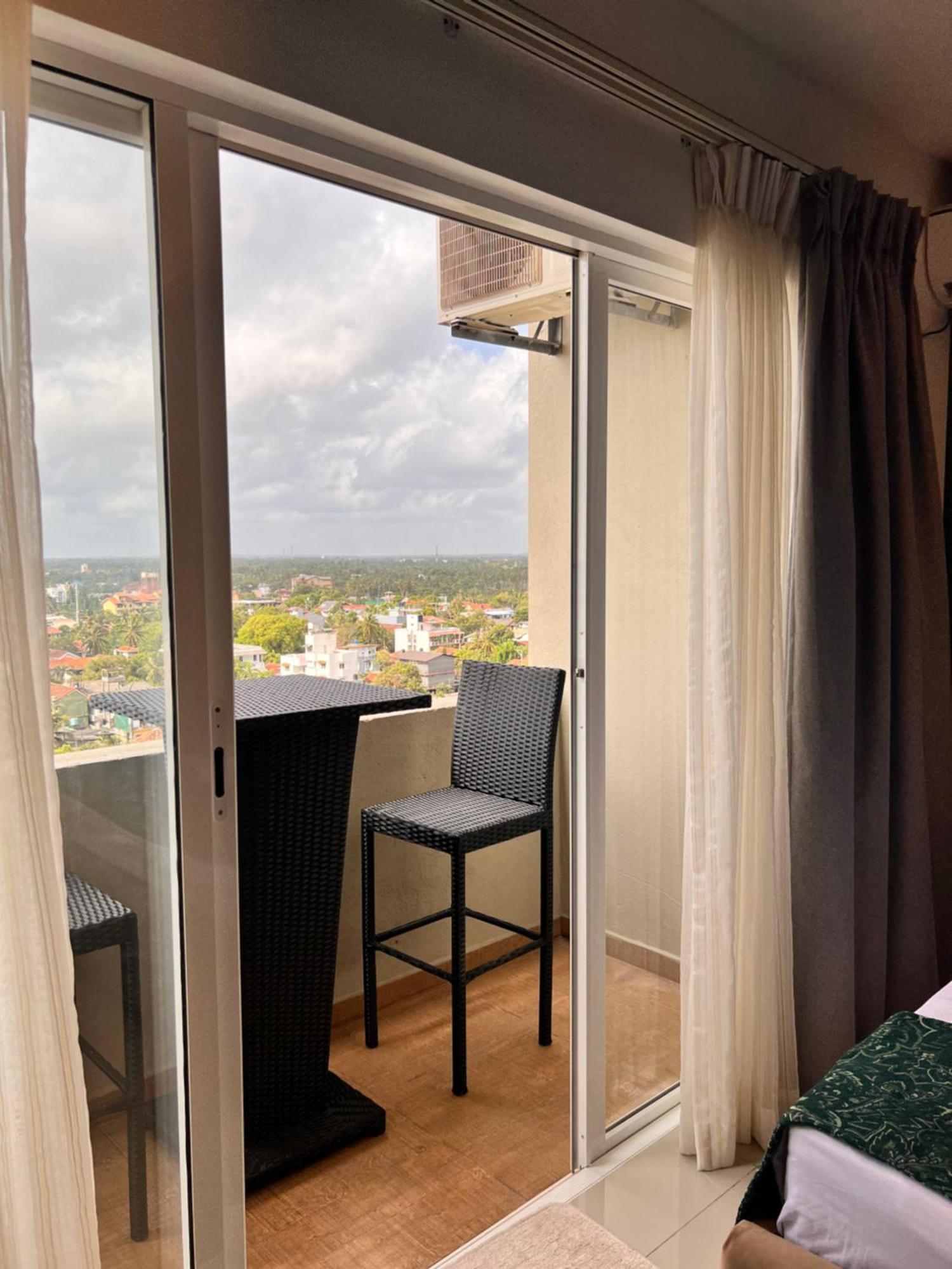 Ocean Breeze Negombo- Tidesend Luxury Beach Apartments Eksteriør billede