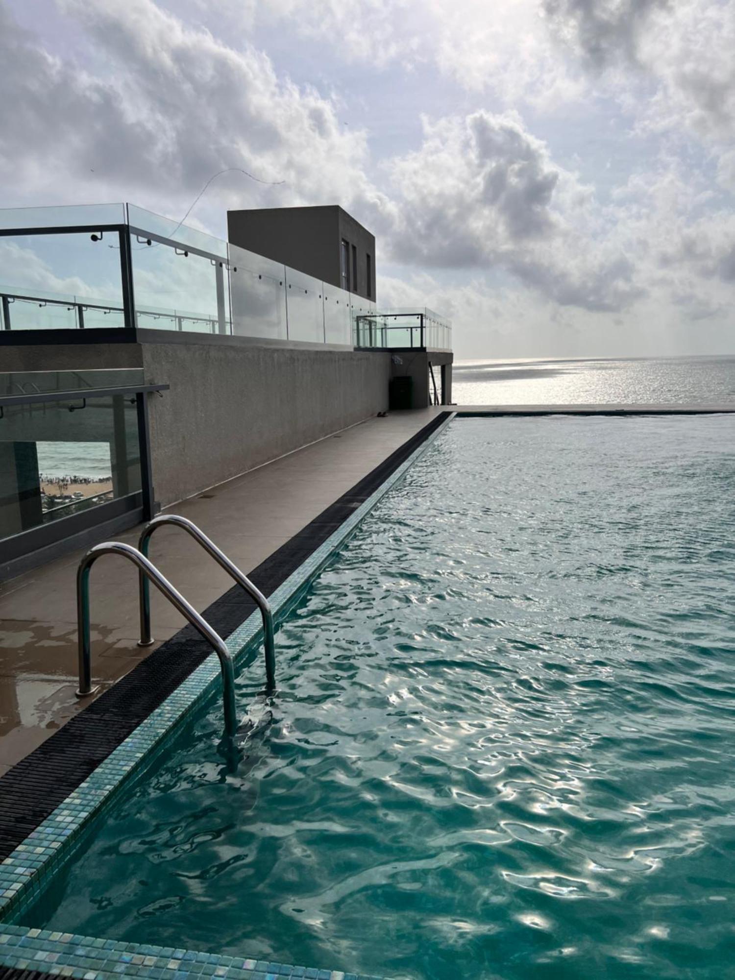 Ocean Breeze Negombo- Tidesend Luxury Beach Apartments Eksteriør billede