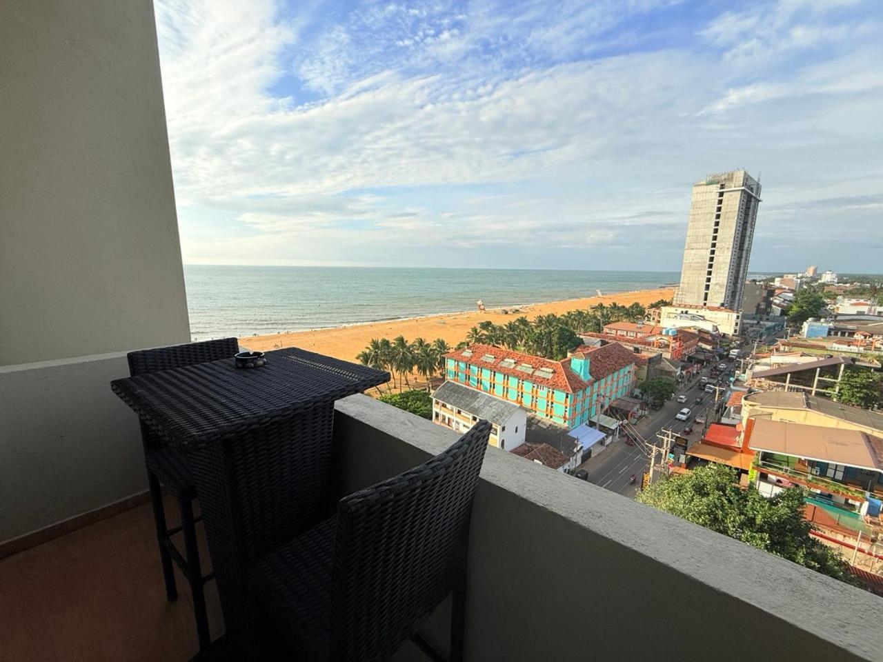 Ocean Breeze Negombo- Tidesend Luxury Beach Apartments Eksteriør billede