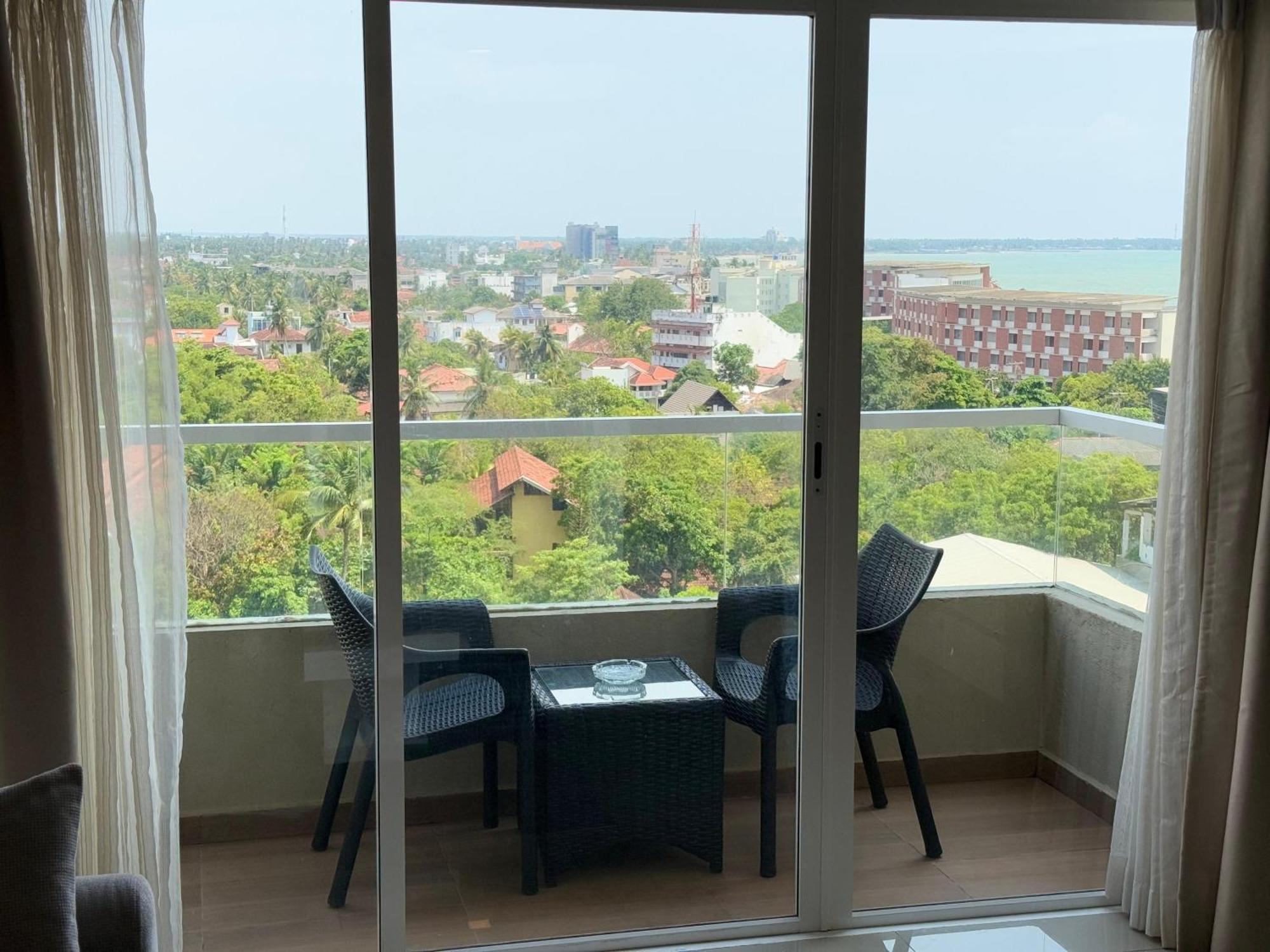 Ocean Breeze Negombo- Tidesend Luxury Beach Apartments Eksteriør billede