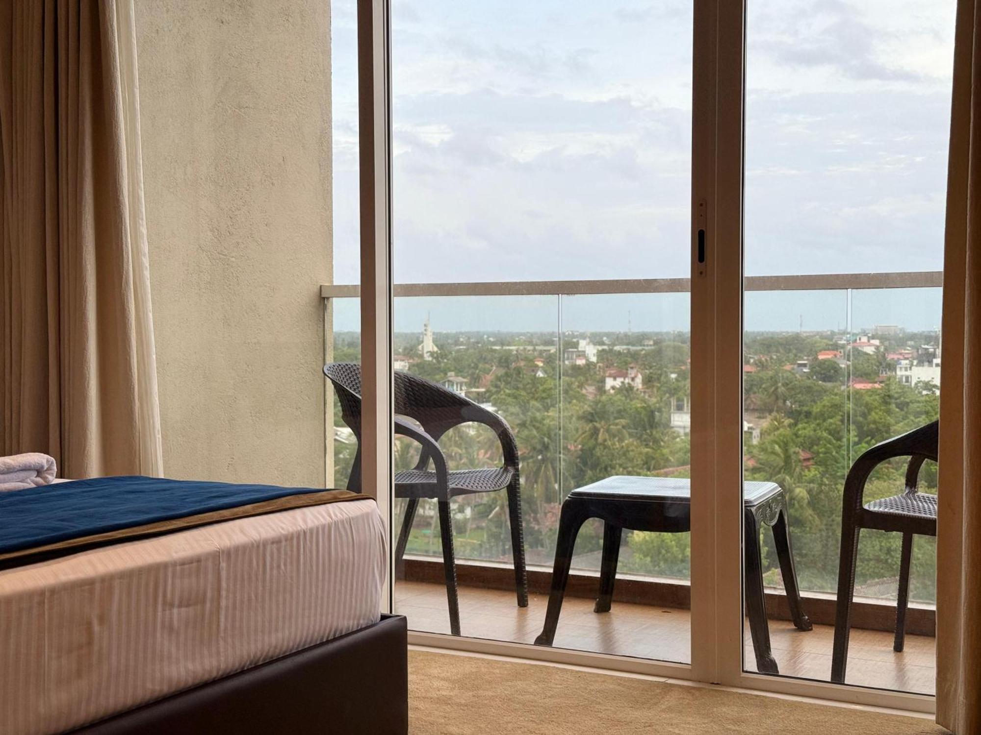 Ocean Breeze Negombo- Tidesend Luxury Beach Apartments Eksteriør billede